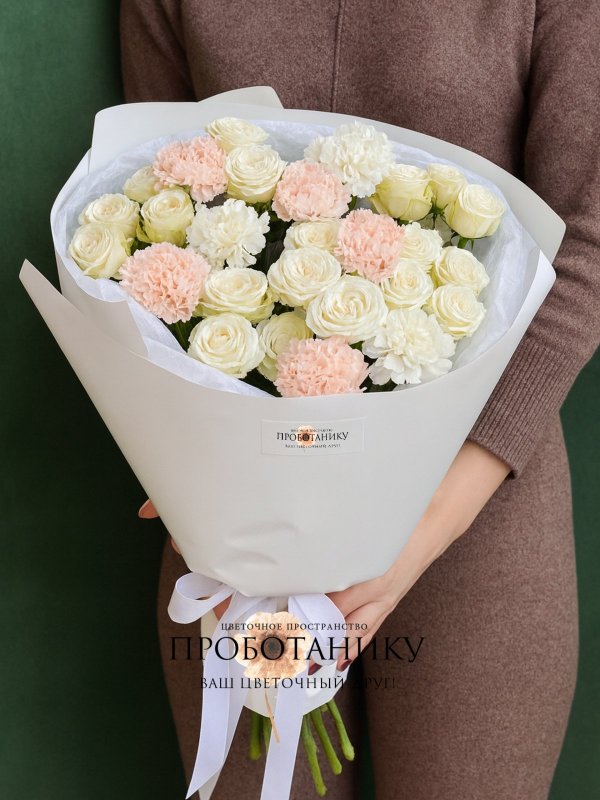 Букет с белыми кустовыми розами