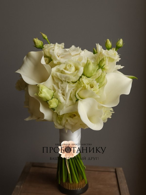 Букет невесты с белыми каллами