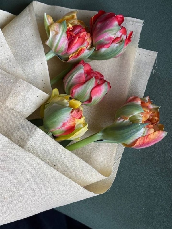 Сверток в льняной ткани с пионовидными тюльпанами