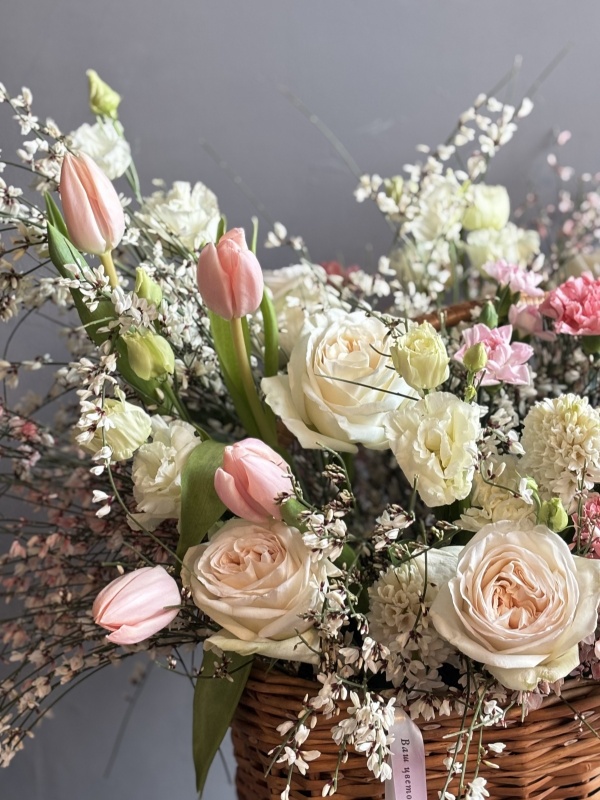 Большая корзина с весенними цветами