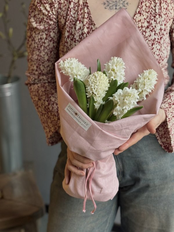 Сверток гиацинтов в льняной ткани