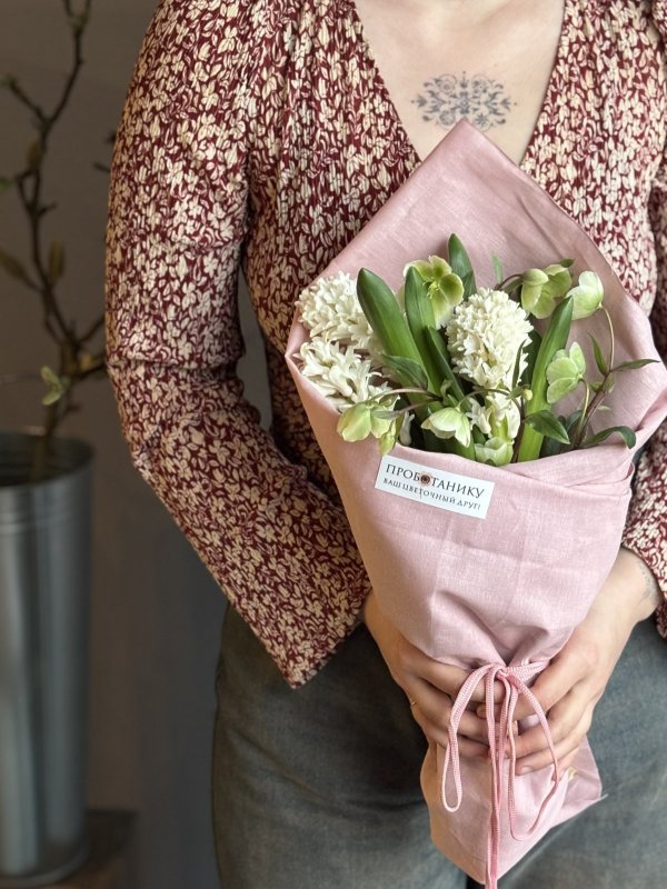 Сверток гиацинты и хелеборусом в льняной ткани