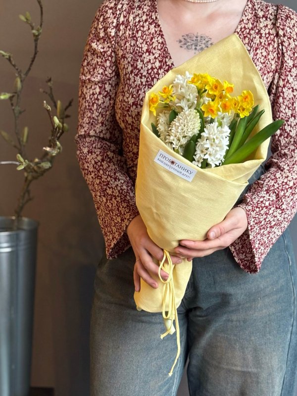 Сверток гиацинты и нарциссы в льняной ткани