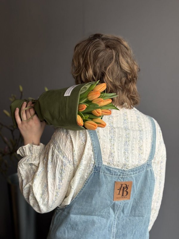 Сверток тюльпанов в льняной ткани