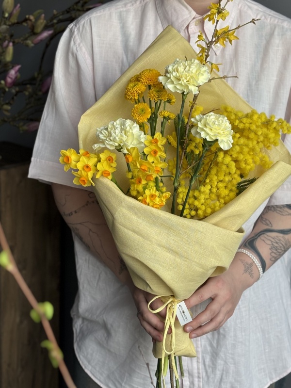 Сверток с нарциссами в льняной ткани