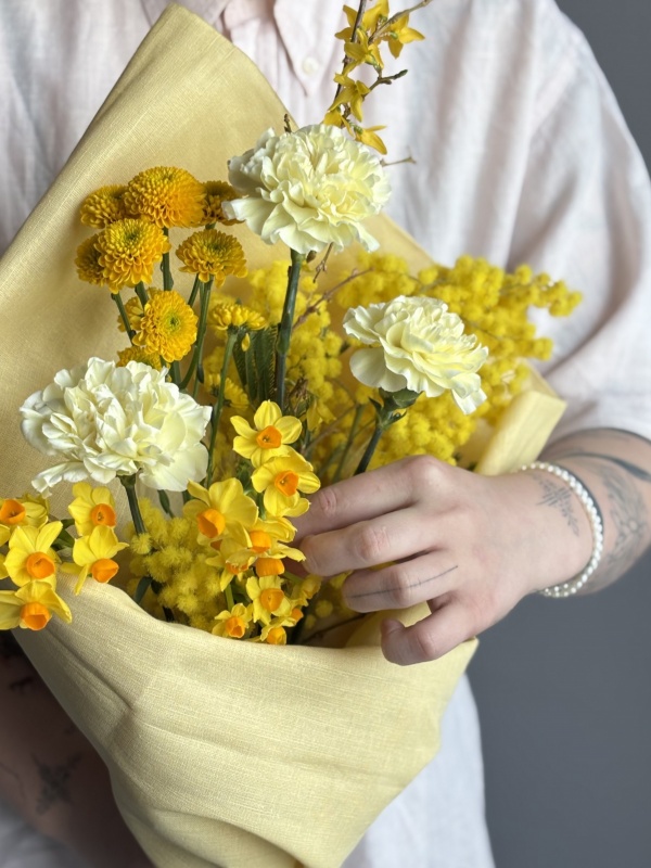 Сверток с нарциссами в льняной ткани