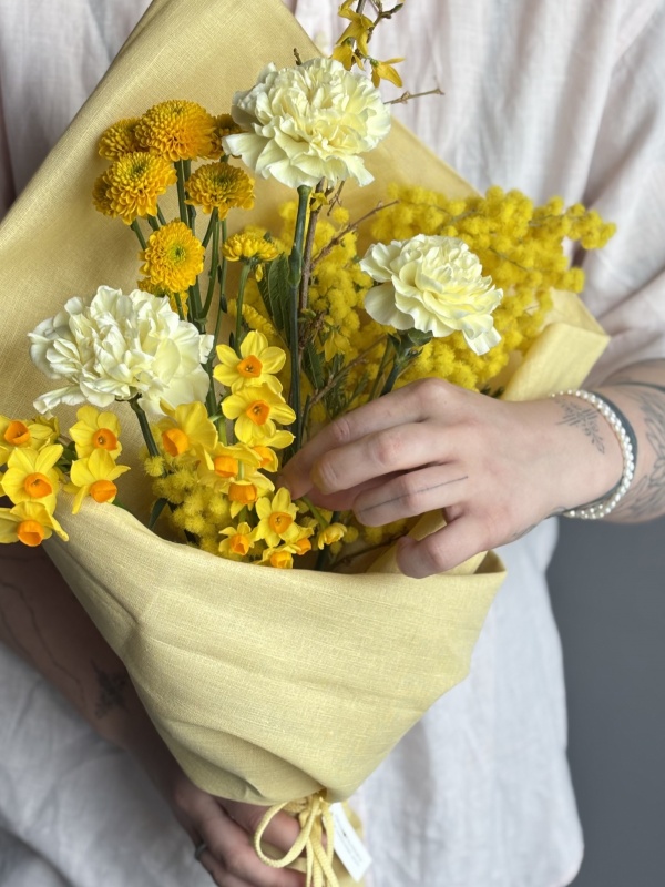 Сверток с нарциссами в льняной ткани