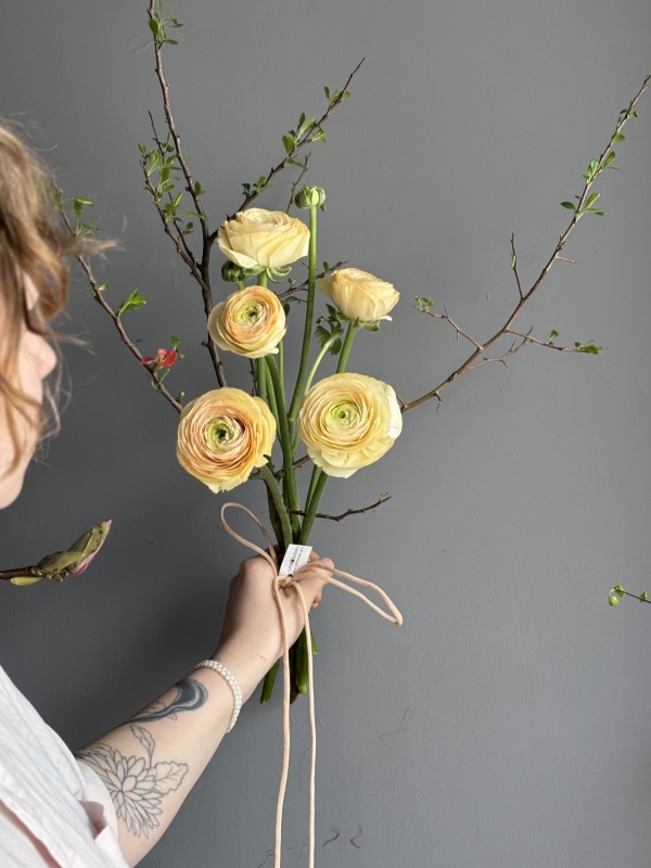 Весенняя охапка с ранункулюсами и ветками березы