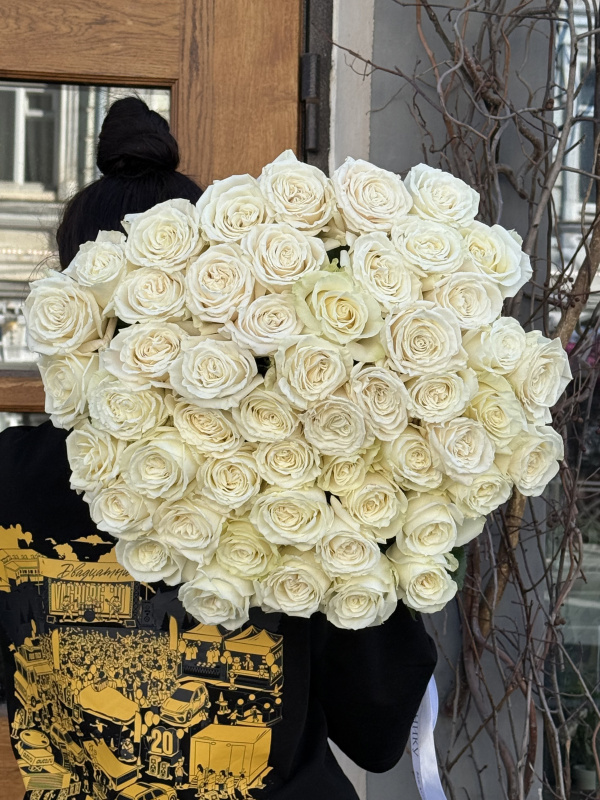 Букет из 51 белой розы, 60 см