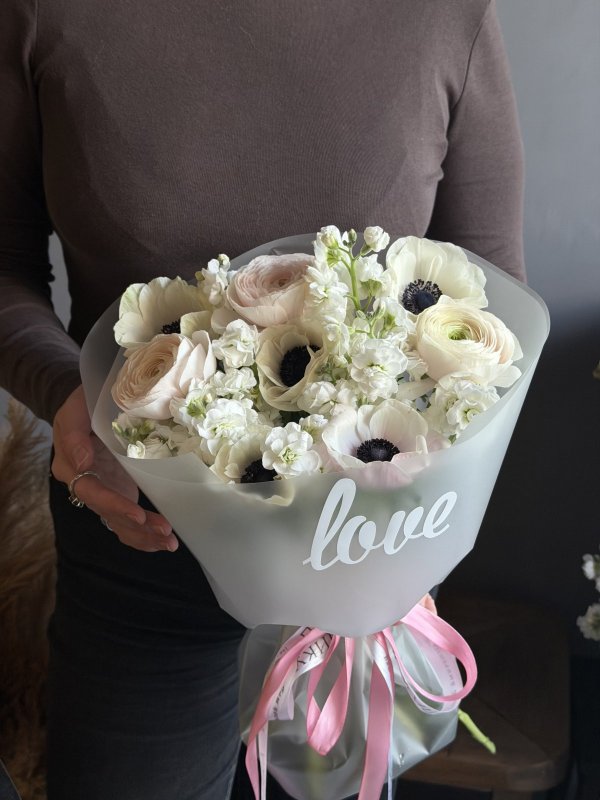 Букет с белыми анемонами