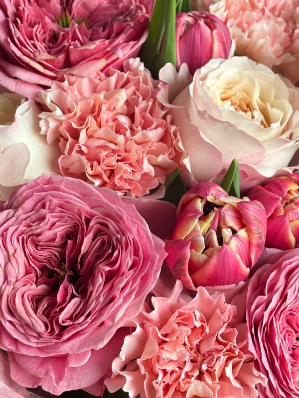 Круглый букет с пионовидными тюльпанами