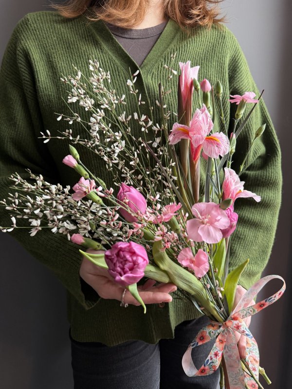 Букет с розовыми ирисами