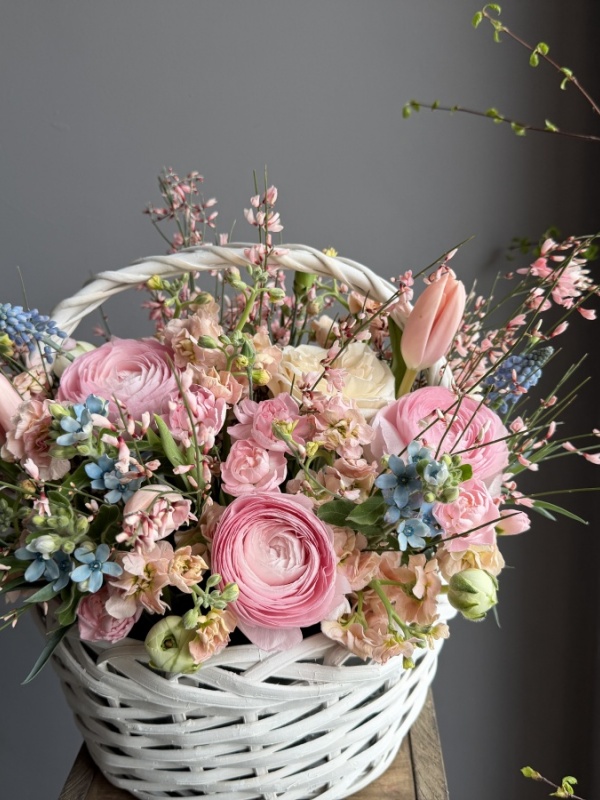Корзина с весенними цветами