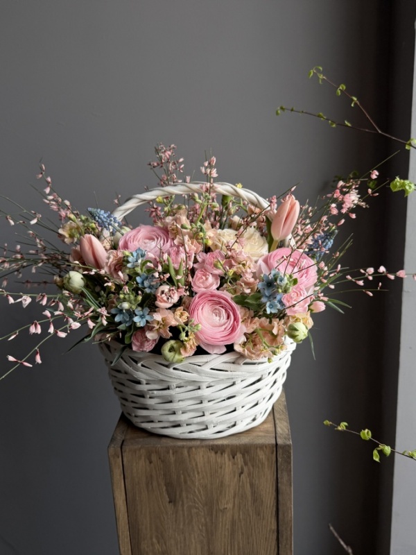 Корзина с весенними цветами