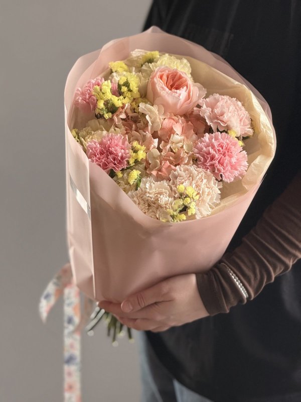 Нежный букет с пионовидной розой