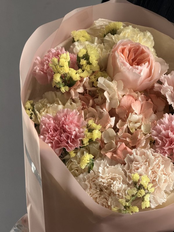 Нежный букет с пионовидной розой