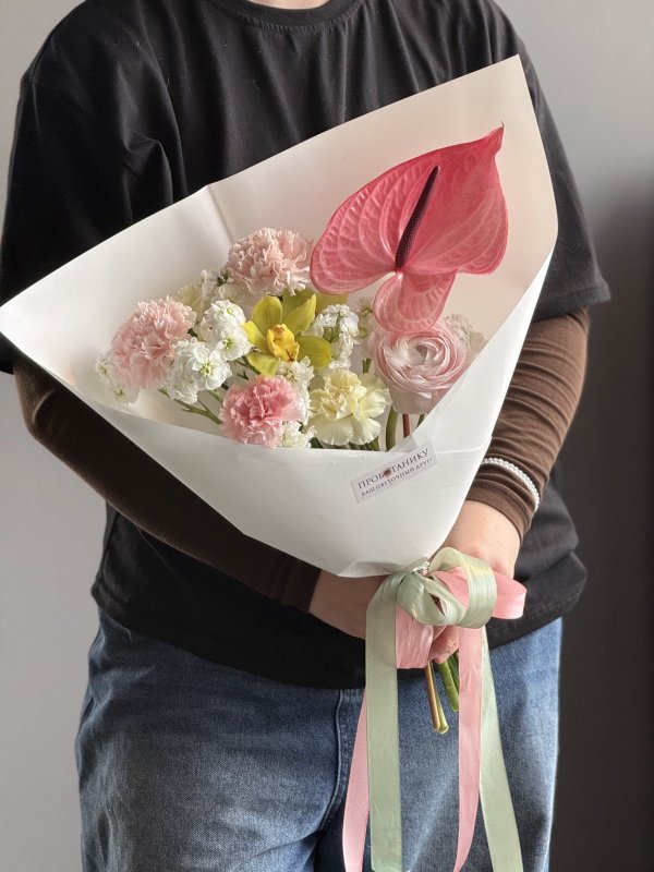 Букет с розовым антуриумом