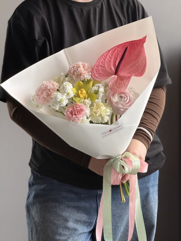 Букет с розовым антуриумом