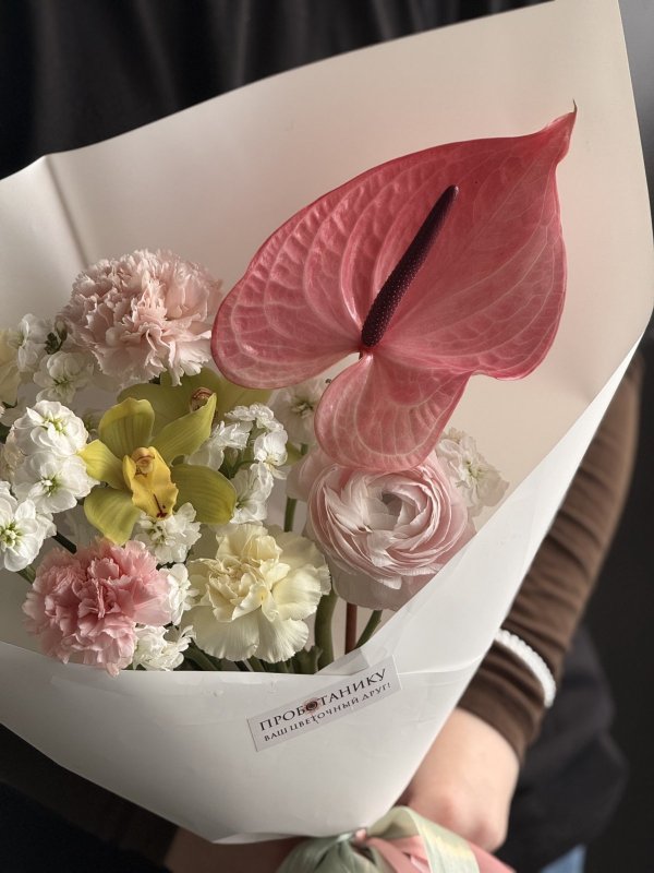 Букет с розовым антуриумом