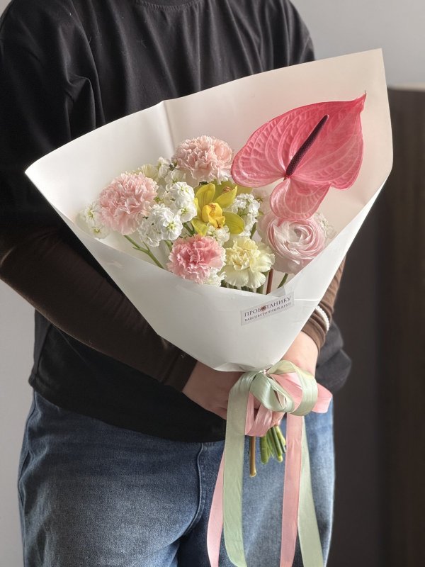 Букет с розовым антуриумом