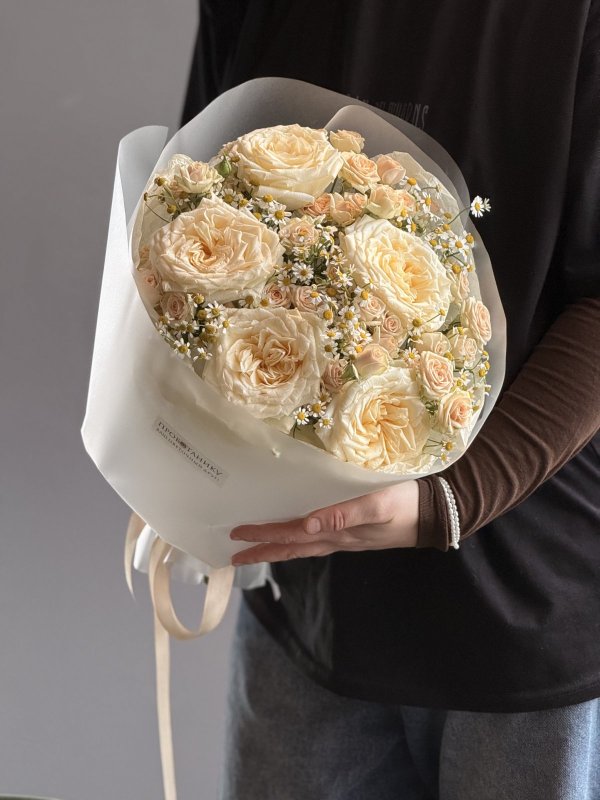 Букет с пионовидными розами и ромашками