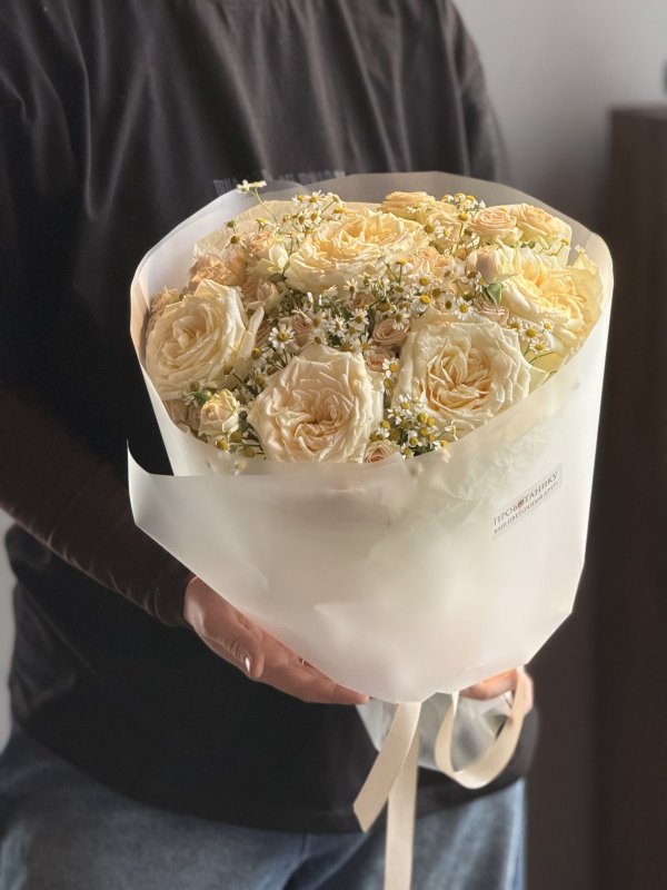 Букет с пионовидными розами и ромашками