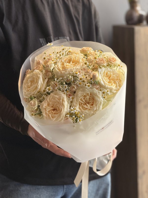 Букет с пионовидными розами и ромашками