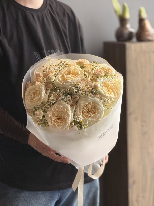 Букет с пионовидными розами и ромашками