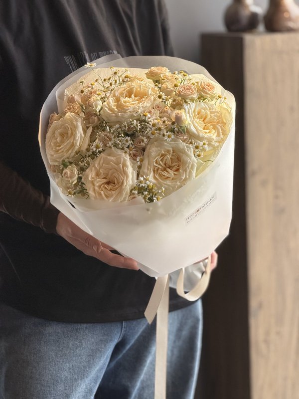 Букет с пионовидными розами и ромашками