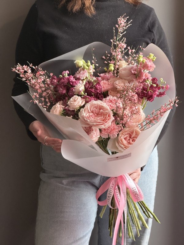 Букет с пионовидными розами и кустовой розой