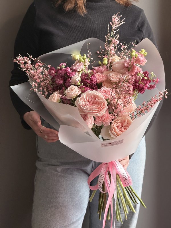 Букет с пионовидными розами и кустовой розой