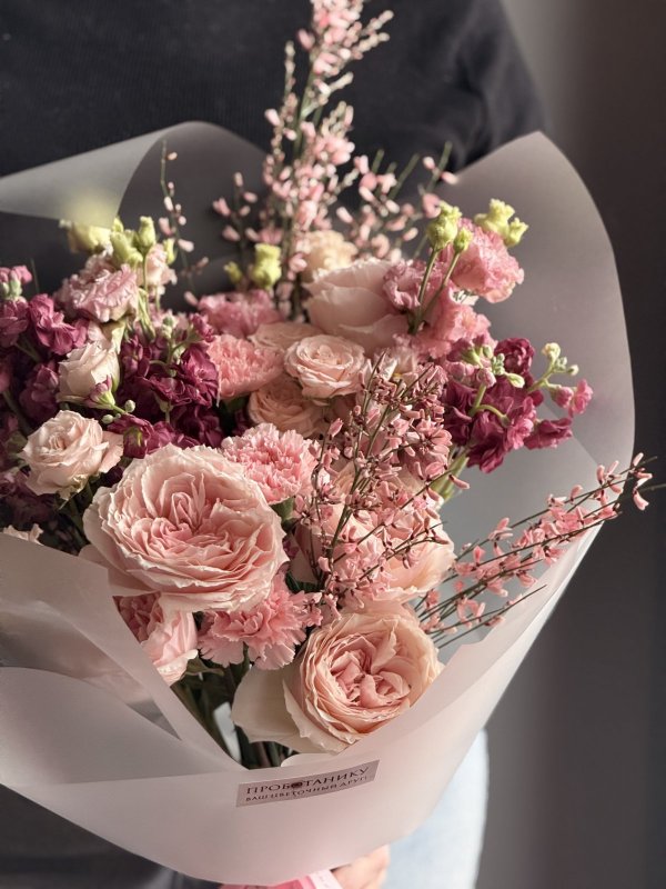 Букет с пионовидными розами и кустовой розой