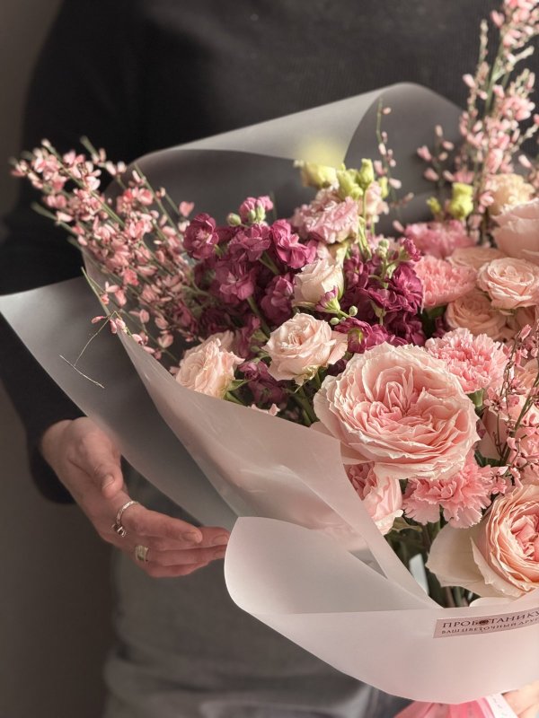 Букет с пионовидными розами и кустовой розой