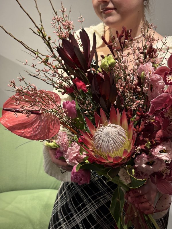 Охапистый букет с протеей и орхидеей