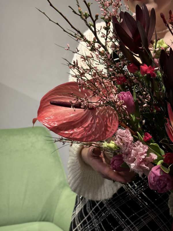 Охапистый букет с протеей и орхидеей