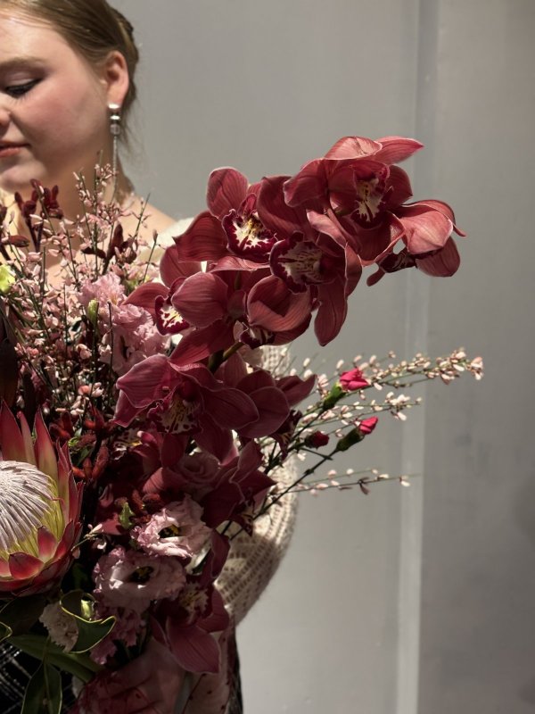 Охапистый букет с протеей и орхидеей