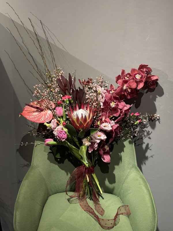 Охапистый букет с протеей и орхидеей