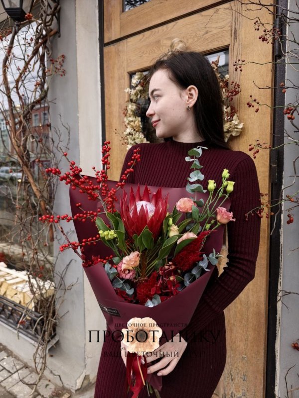 Букет в бордовых оттенках с протеей