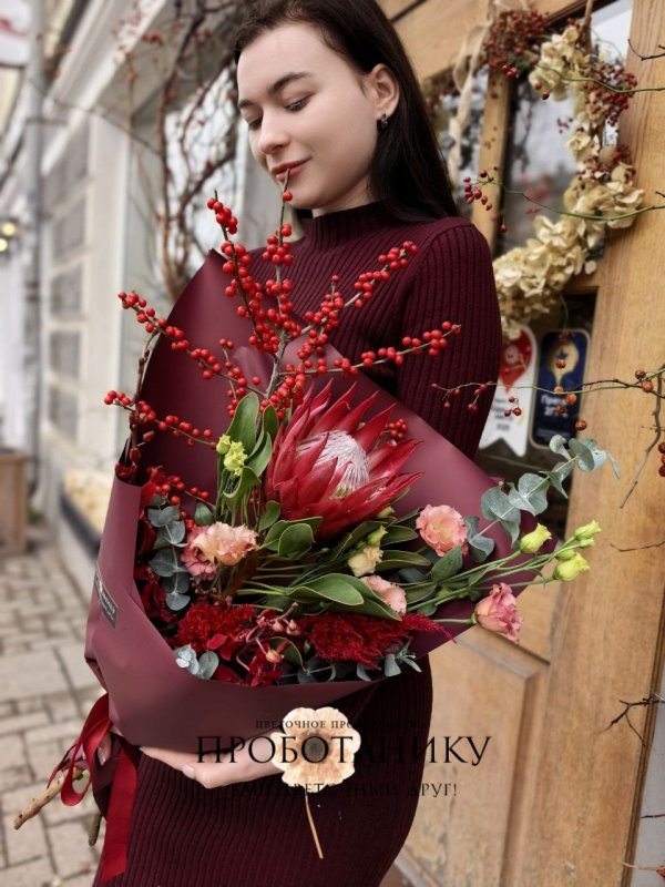 Букет в бордовых оттенках с протеей