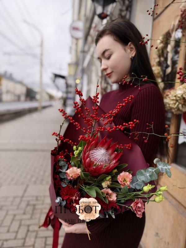Букет в бордовых оттенках с протеей