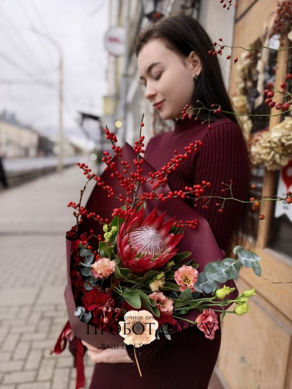 Букет в бордовых оттенках с протеей