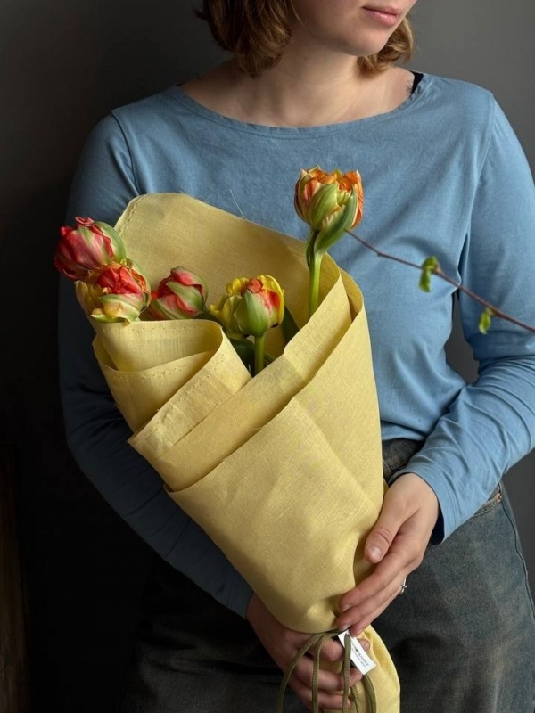 Сверток в льняной ткани с пионовидными тюльпанами