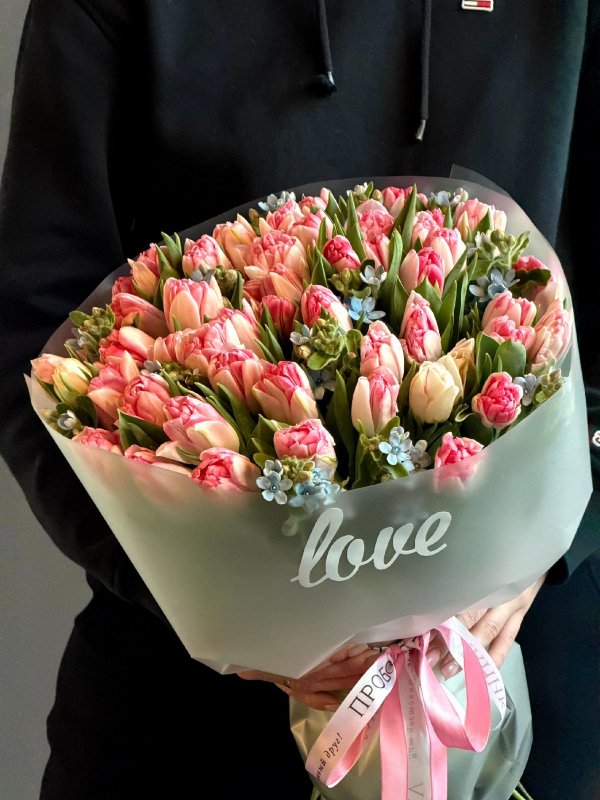 Букет из розовых тюльпанов с незабудками