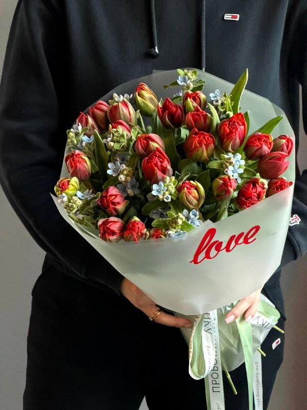 Букет из красных тюльпанов с незабудками