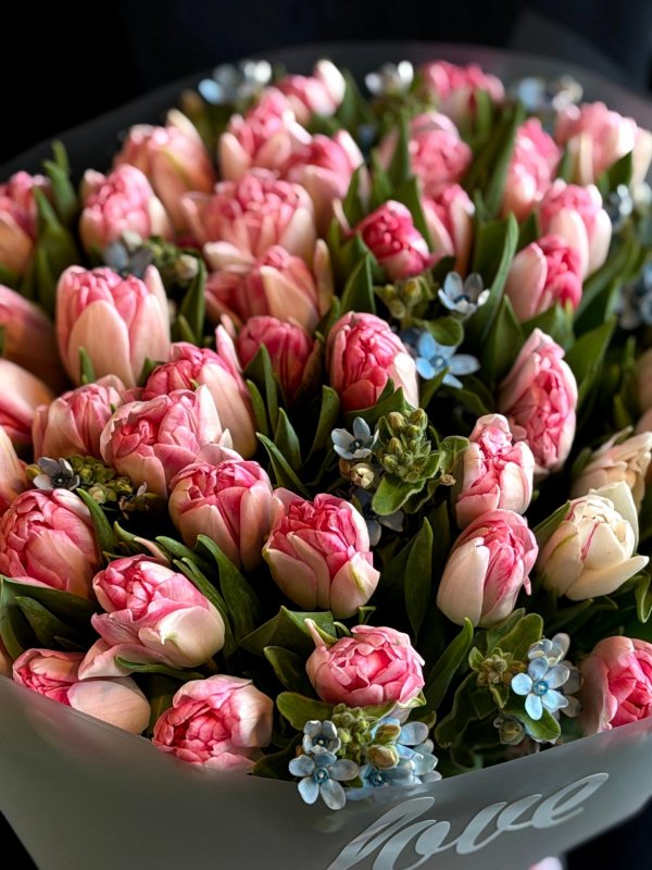 Букет из розовых тюльпанов с незабудками