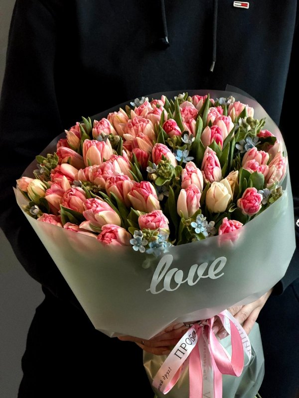 Букет из розовых тюльпанов с незабудками