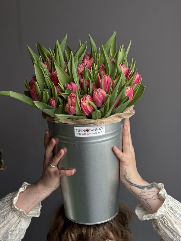 Ведерко пионовидных тюльпанов