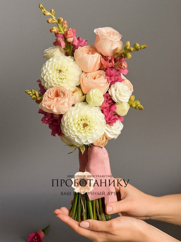 Букет невесты с георгинами и пионовидной розой