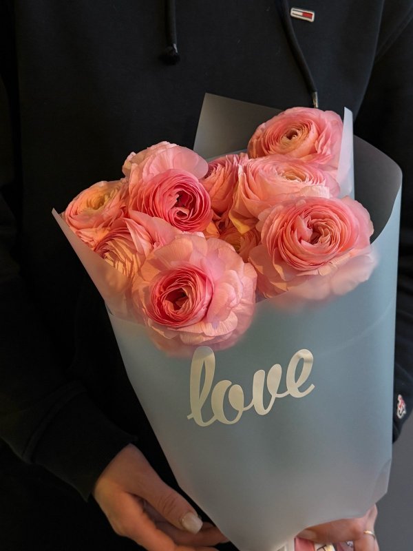 Букет из розовых ранункулюсов