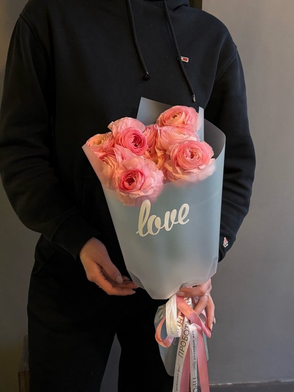 Букет из розовых ранункулюсов